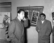Alberto Sordi all’ingresso del Teatro Sistina. Roma, 16.11.1955