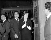 Alberto Sordi all’ingresso del Teatro Sistina. Roma, 16.11.1955