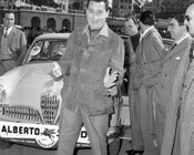 Alberto Sordi alla partenza della corsa automobilistica Rally del Cinema. Piazza del Colosseo, Roma, 4.4.1956