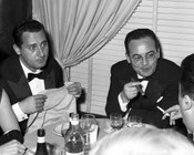 Alberto Sordi e Dino De Laurentiis alla 13ª edizione dei Nastri d’argento. Roma, 8.2.1958