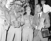 Scambio di doni tra Alberto Sordi e alcuni allievi dell’aeronautica americana. Roma, 7.8.1961
