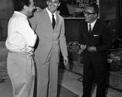 Alberto Sordi e il produttore Dino De Laurentiis, in compagnia di Vittorio Gassman, durante il primo giro di manovella del film «Tutti a casa». Stabilimenti via della Vasca Navale - Roma, 23.4.1960