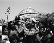 Alberto Sordi in un momento di pausa sul set del film «I due nemici». Latina, 9.7.1961