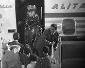 Alberto Sordi e Soraya durante le riprese di «Latin lover», episodio del film «I tre volti». Roma, 15.11.1964