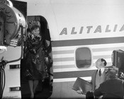 Alberto Sordi e Soraya durante le riprese di «Latin lover», episodio del film «I tre volti». Roma, 15.11.1964