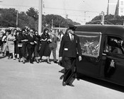 Giovanni Fenaroli al funerale della moglie. Il caso Fenaroli, anche noto come il Mistero di via Monaci, ispirò il soggetto del film «Il vedovo», interpretato da Alberto Sordi e Franca Valeri nel 1959. Roma, settembre 1958