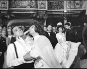 Alberto Sordi durante le riprese del film «Il giudizio universale» al Teatro di San Carlo. Napoli, 15.6.1961