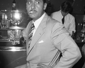 Alberto Sordi in un momento di pausa durante le riprese del film «Mafioso». Roma, 9.6.1962