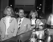 Alberto Sordi, Norma Bengell e Lilly Bistrattin in un momento di pausa durante le riprese del film «Mafioso». Roma, 9.6.1962