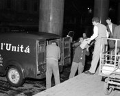 Copie del quotidiano in uscita dallo Stabilimento Tipografico G.A.T.E. per la distribuzione sul territorio. Roma, gennaio 1957