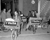 Copie del quotidiano in uscita dallo Stabilimento Tipografico G.A.T.E. per la distribuzione sul territorio. Roma, gennaio 1957