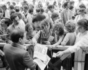 Diffusione del quotidiano con l’annuncio della morte di Enrico Berlinguer. Roma, 11.6.1984