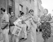 Diffusione del quotidiano con l’annuncio della morte di Palmiro Togliatti. Roma, 22.8.1964