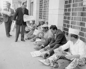 Diffusione del quotidiano con l’annuncio di uno sciopero per il giorno successivo. Roma, 9.5.1963