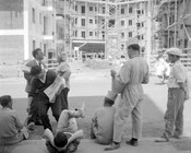 Diffusione del quotidiano con l’annuncio di uno sciopero per il giorno successivo. Roma, 9.5.1963