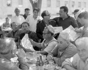 Diffusione del quotidiano con l’annuncio di uno sciopero per il giorno successivo. Roma, 9.5.1963