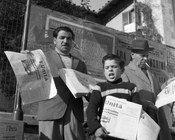 Diffusione del quotidiano del 19 gennaio 1958 in cui compaiono, in prima pagina, le parole di Palmiro Togliatti dedicate alla attività dei diffusori. Roma, 19 gennaio 1958