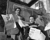 Diffusione del quotidiano del 19 gennaio 1958 in cui compaiono, in prima pagina, le parole di Palmiro Togliatti dedicate alla attività dei diffusori. Roma, 19 gennaio 1958