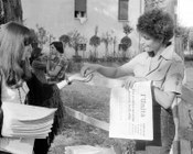 Diffusione del quotidiano durante la manifestazione della FGCI per il 15° anniversario della strage del 7 luglio 1960. Reggio Emilia, 6.7.1975