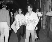 Diffusione del quotidiano su Via Veneto con notizie in prima pagina riguardanti la Guerra in Vietnam. Roma, 24.7.1967