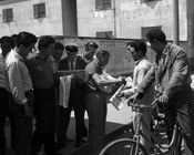 Diffusione dell’edizione straordinaria dopo i risultati ottenuti dal PCI alle elezioni politiche. Roma, 27 maggio 1958