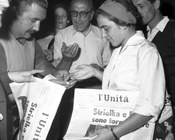 Diffusione dell'edizione straordinaria in occasione del ritorno dallo spazio delle cagnette sovietiche Belka e Strelka. Roma, 20 agosto 1960