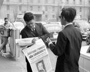 Diffusione dell'edizione straordinaria in occasione della rinuncia alla candidatura del presidente americano Lyndon B. Johnson. Roma, 1.4.1968