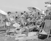 Diffusore distribuisce «l’Unità» sulla spiaggi con le notizie provenienti dal Medio Oriente dopo il bombardamento territori di Suez e Ismailia. Ostia, 16.7.1967