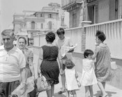 Diffusore sul litorale romano distribuisce «l’Unità» con le notizie provenienti dal Medio Oriente dopo il bombardamento territori di Suez e Ismailia. Ostia, 16.7.1967