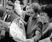 Alcuni lettori alla Galleria Colonna ricevono le prime edizioni del giornale che riportano i risultati delle elezioni politiche. Roma, 30.4.1963