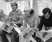 Alcuni spettatori leggono «l’Unità» durante la corsa ciclistica Gran Premio Liberazione. Roma, 25.4.1975