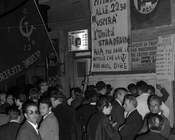 La folla in attesa dell’uscita dell’edizione straordinaria de «l’Unità» con i risultati delle elezioni politiche e l’ascesa del Partito Comunista Italiano. Roma, 21.5.1968