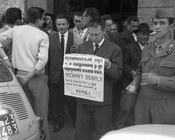 Lettura dell’edizione straordinaria in occasione del lancio del satellite sovietico Sputnik 4. Roma, 15.5.1960