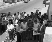 Lettura in strada dell’edizione straordinaria dopo i risultati ottenuti dal PCI alle elezioni politiche. Roma, 27 maggio 1958