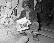 Un minatore nelle miniere del Monte Amiata durante lo sciopero durato 16 giorni sta leggendo l’edizione del 29 ottobre. Monte Amiata, 29.10.1958