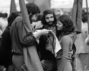 Un gruppo di giovani legge «l’Unità» alla Festa Nazionale de l’Unità. Roma, 1.10.1972