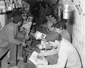 Un gruppo di minatori in sciopero nelle miniere di Abbadia San Salvatore  stanno leggendo l’edizione de «l’Unità» del 29 maggio. Abbadia San Salvatore, 29.5.1959