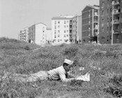 Un lavoratore edile durante durante un momento di pausa legge il quotidiano con l’annuncio di uno sciopero per il giorno successivo. Roma, 9.5.1963