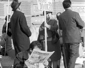 Un lettore durante una manifestazione a favore del divorzio in piazza del Popolo legge le notizie su «l’Unità» provenienti da Firenze dopo l’alluvione del 4 novembre. Roma, 13.11.1966