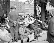 Un lettore in strada legge la prima pagina de «l’Unità» con le notizie relative al corteo funebre in occasione della morte di Palmiro Togliatti. Roma, 25 agosto 1964