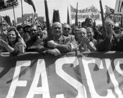 Folla al comizio di Luciano Lama durante la Festa dei lavoratori a piazza San Giovanni. Roma, 1.5.1975