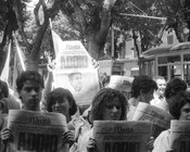 Grande folla radunata per un ultimo saluto a Enrico Berlinguer. Roma, 13.6.1984