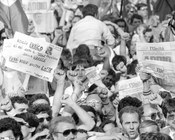 Grande folla radunata per un ultimo saluto a Enrico Berlinguer. Roma, 13.6.1984