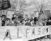 Manifestazione di solidarietà a fianco dei lavoratori calabresi organizzata dai sindacati metalmeccanici. Nella notte tra il 21 e il 22 ottobre si verificarono una serie di attentati dinamitardi lungo le linee ferroviarie che conducevano a Reggio Calabria per impedire l’arrivo dei manifestanti in città. Reggio Calabria, 22.10.1972