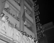 Dal balcone della redazione de «l’Unità» di via dei Taurini il segretario del Partito Comunista Italiano Luigi Longo annuncia i risultati delle elezioni politiche. Roma, 21.5.1968