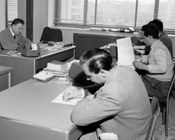 Giornalisti in redazione a l'Unità. Roma, gennaio 1957