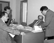 In piedi i giornalisti Gianni Rodari e Arminio Savioli, seduti Maurizio Ferrara e Giorgio Colorni in riunione in redazione. Roma, gennaio 1957