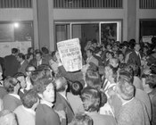 La folla di fronte all’ingresso della redazione de «l’Unità» riceve le prime edizioni del giornale che riportano i risultati delle elezioni politiche e l’ascesa del Partito Comunista Italiano alleato al Partito Socialista Italiano di Unità Proletaria. Roma, 21.5.1968