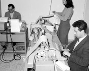 Telescriventisti che inviano e ricevono notizie e articoli. Roma, gennaio 1957