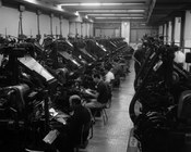 I linotipisti in opera al reparto delle linotype dello Stabilimento Tipografico G.A.T.E. Roma, gennaio 1957